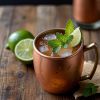 Kentucky Mule drink z bourbonem i piwem imbirowym