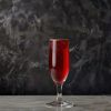 Kir Royale koktajl z szampanem i likierem z czarnej porzeczki